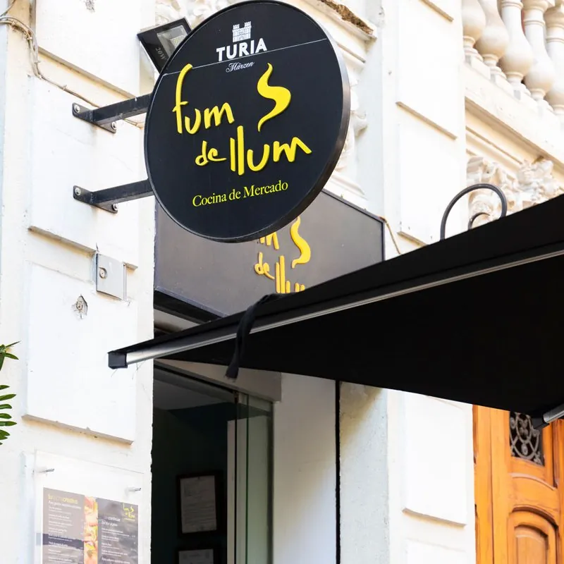 Rótulo de Fum de Llum en la fachada