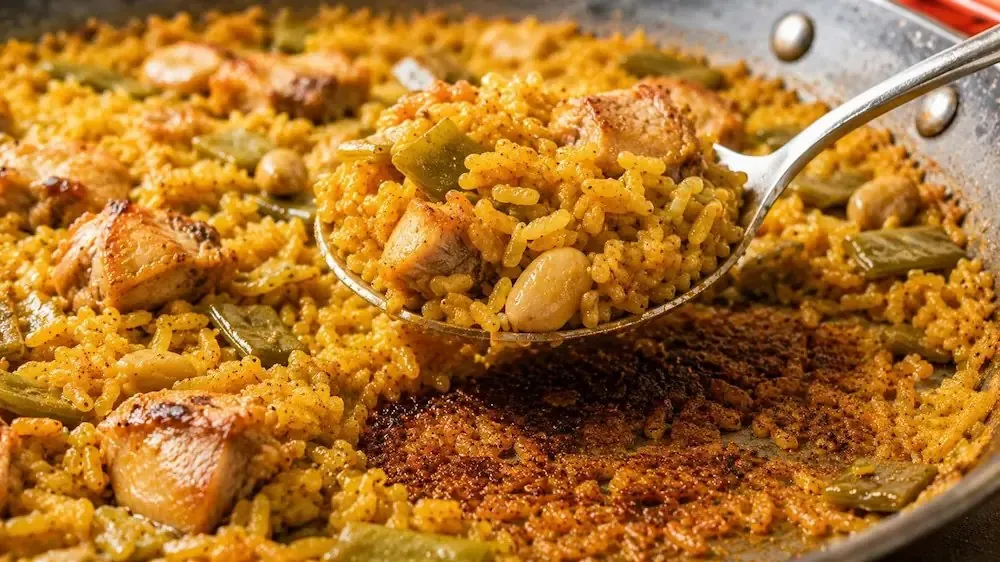 Detalle del socarrat de una paella valenciana